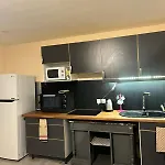 Apartament Calme, Emplacement Strategique, Proche De Toutes Commodites, De L'autoroute, Valenciennes, Lille, Belgique, Wifi, Netflix, Parking Gratuits, Lave Linge Raismes