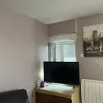 Calme, Emplacement Strategique, Proche De Toutes Commodites, De L'autoroute, Valenciennes, Lille, Belgique, Wifi, Netflix, Parking Gratuits, Lave Linge Raismes