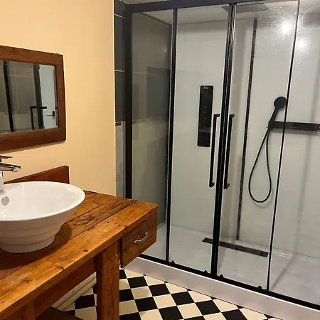 Calme, Frais A Louer, Nouvellement Repeint, Emplacement Strategique, Proche De Toutes Commodites, De L'autoroute, Valenciennes, Lille, Belgique, Wifi, Netflix, Parking Gratuits Appartement *