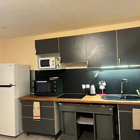 Appartement Calme, Frais A Louer, Nouvellement Repeint, Emplacement Strategique, Proche De Toutes Commodites, De L'autoroute, Valenciennes, Lille, Belgique, Wifi, Netflix, Parking Gratuits Raismes