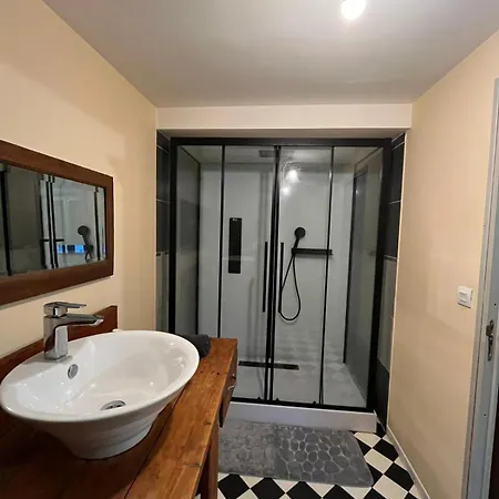 Calme, Frais A Louer, Nouvellement Repeint, Emplacement Strategique, Proche De Toutes Commodites, De L'autoroute, Valenciennes, Lille, Belgique, Wifi, Netflix, Parking Gratuits