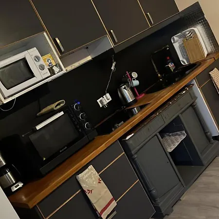 Appartement Calme, Frais A Louer, Nouvellement Repeint, Emplacement Strategique, Proche De Toutes Commodites, De L'autoroute, Valenciennes, Lille, Belgique, Wifi, Netflix, Parking Gratuits