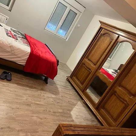 Apartment Calme, Frais A Louer, Emplacement Strategique, Proche De Toutes Commodites, De L'autoroute, Valenciennes, Lille, Belgique, Wifi, Netflix, Parking Gratuits *