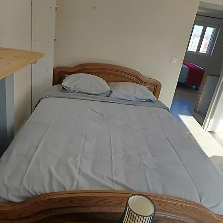 Calme, Frais A Louer, Emplacement Strategique, Proche De Toutes Commodites, De L'autoroute, Valenciennes, Lille, Belgique, Wifi, Netflix, Parking Gratuits Apartment *