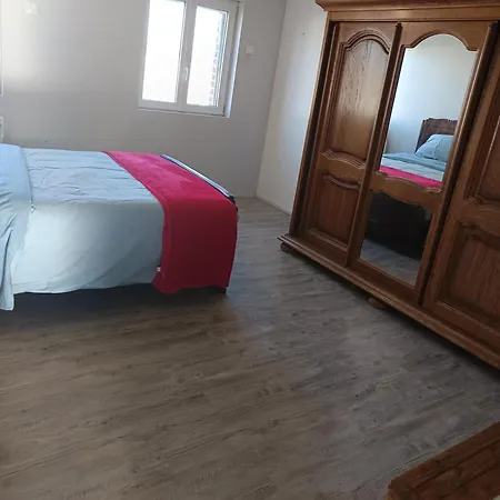 Apartment Calme, Frais A Louer, Emplacement Strategique, Proche De Toutes Commodites, De L'autoroute, Valenciennes, Lille, Belgique, Wifi, Netflix, Parking Gratuits