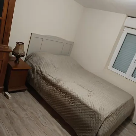 Calme, Frais A Louer, Emplacement Strategique, Proche De Toutes Commodites, De L'autoroute, Valenciennes, Lille, Belgique, Wifi, Netflix, Parking Gratuits Apartment
