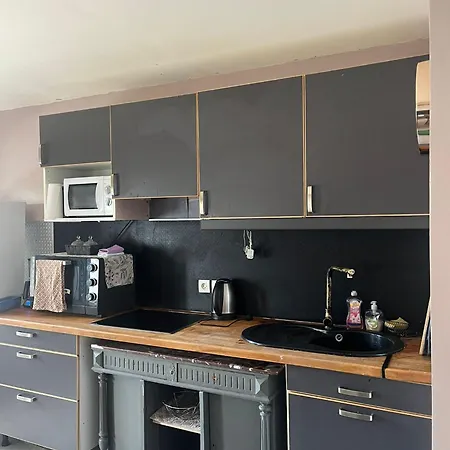 Calme, Frais A Louer, Nouvellement Repeint, Emplacement Strategique, Proche De Toutes Commodites, De L'autoroute, Valenciennes, Lille, Belgique, Wifi, Netflix, Parking Gratuits Appartement