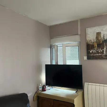 Calme, Frais A Louer, Nouvellement Repeint, Emplacement Strategique, Proche De Toutes Commodites, De L'autoroute, Valenciennes, Lille, Belgique, Wifi, Netflix, Parking Gratuits Raismes